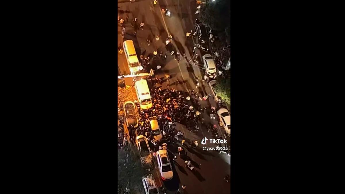 大陸有外送員和社區保全起衝突後,引發大規模示威衝突,多家外送平台騎手聚集飆車鳴笛抗議。(圖/TikTok)