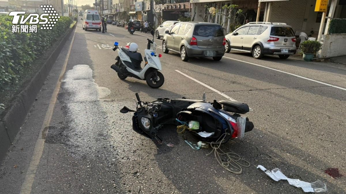 越南籍范姓男子載著妻小「3貼」上路，結果撞上違停小貨車，造成3人受傷送醫。（圖／TVBS）