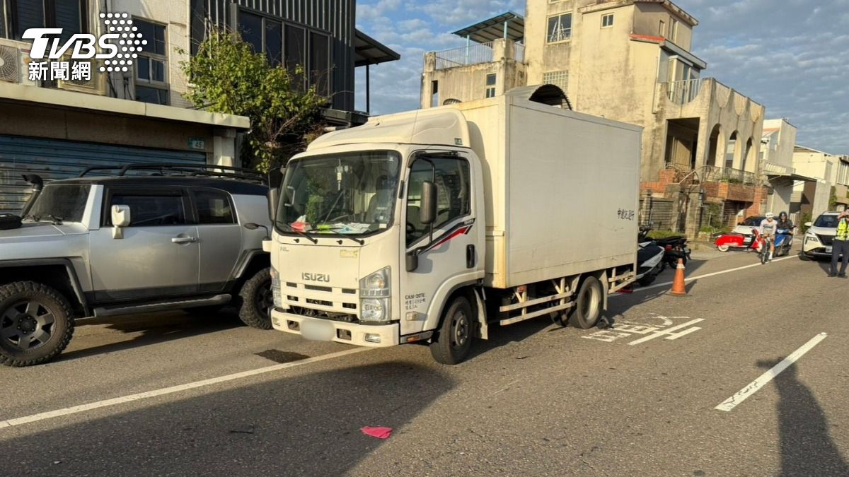 越南籍范姓男子載著妻小「3貼」上路,結果撞上違停小貨車,造成3人受傷送醫。(圖/TVBS)