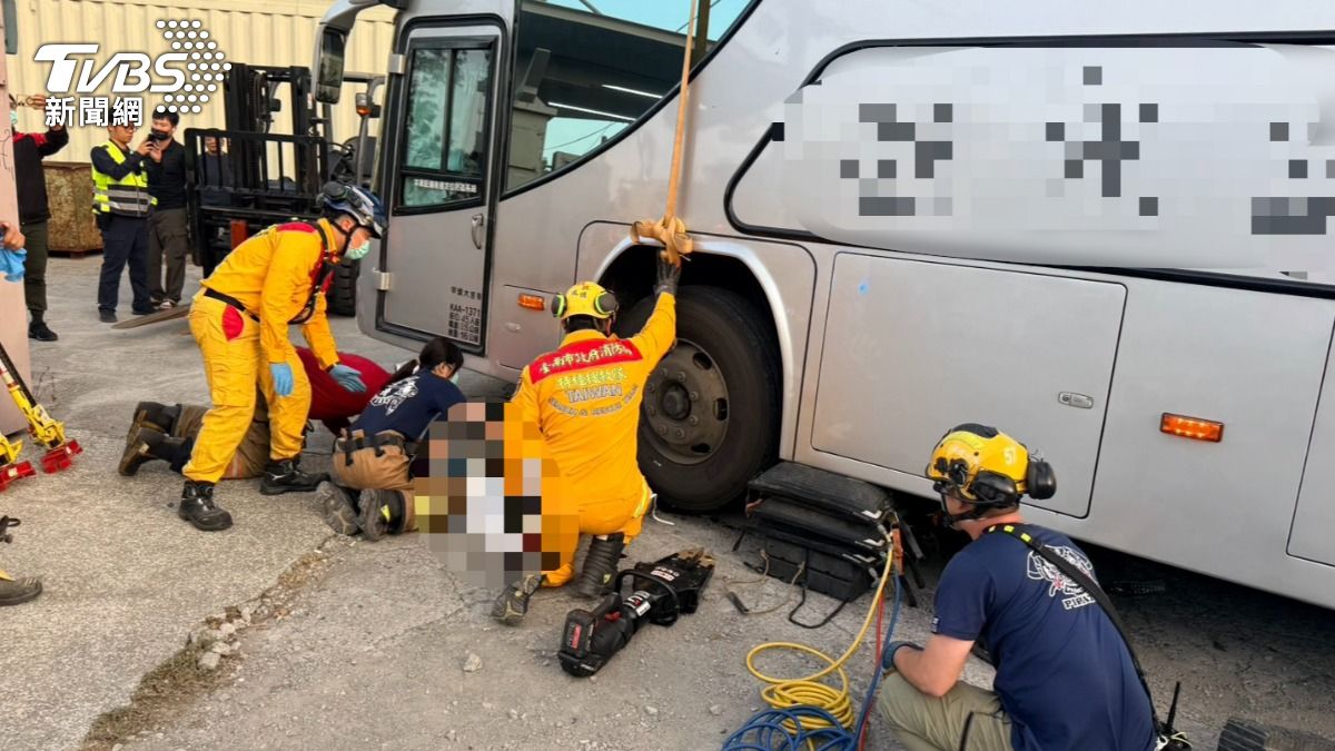 快訊/台南某國小前嚴重車禍!遊覽車輾斃騎士 1乘客頭破血流