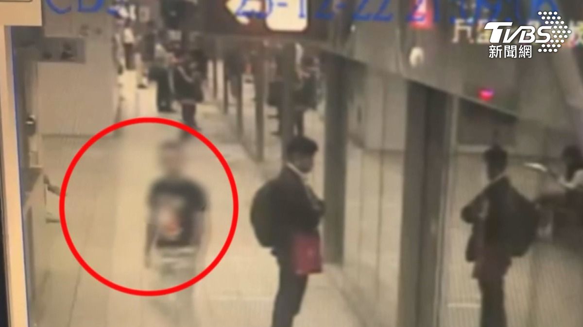 一名20歲李姓男子在高雄捷運站內惡意按下緊急對講機,謊稱現場有炸彈客引發恐慌。(圖/TVBS)