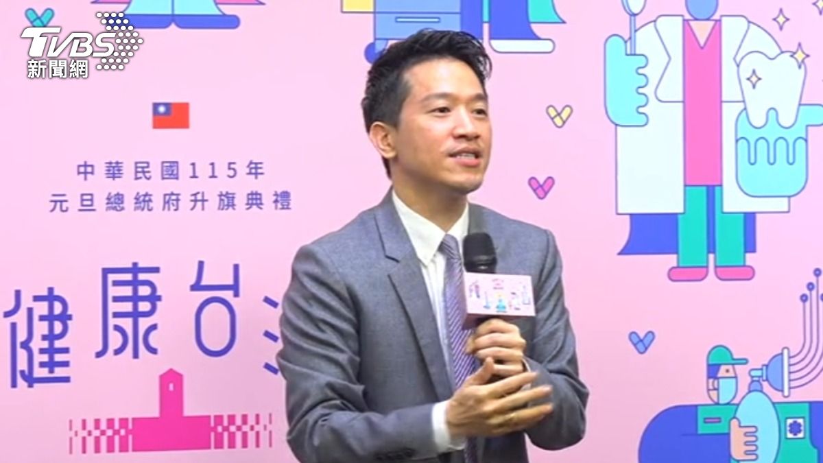 2026元旦升旗主打「健康台灣」,總統府秘書長何志偉表示醫護團體將領唱國歌。(圖/TVBS)