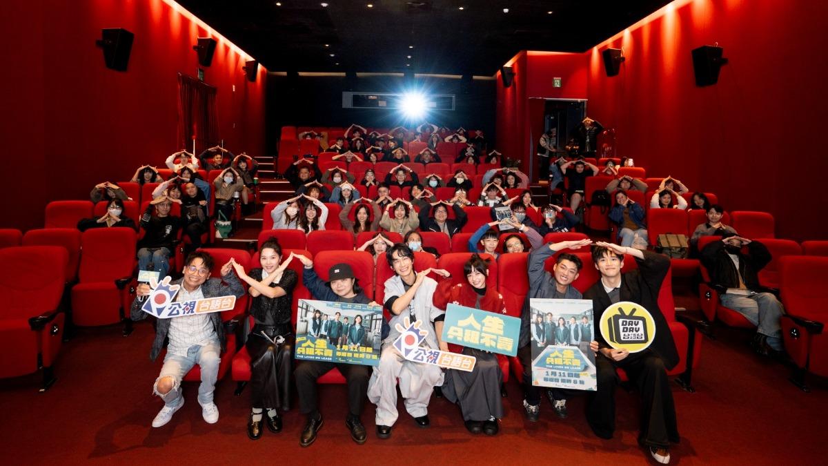 王品澔(前排右起)、謝章穎、陳姸霏、黃河、導演王逸鈴、王真琳、主持人阿松。(圖/公視台語台提供)