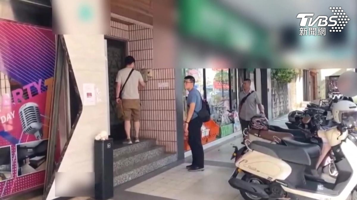 警方搜查位於台南中西區金華路上的「港口王貴金屬」，震驚金飾業界。（圖／TVBS）