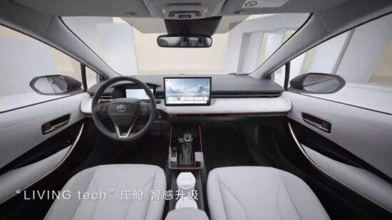 兩款車都換上12.9吋懸浮式中控螢幕與8.8吋數位儀表,座艙介面徹底擺脫過去「入門房車」的老派印象。(圖/翻攝自Toyota官網)