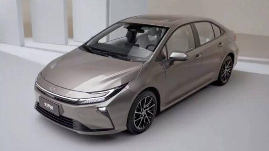 1.8升油電與2.0升自然進氣版本採用加長軸距設定,而中階的1.2升渦輪版本,仍維持舊款4,635mm車長與2,700mm軸距。(圖/翻攝自Toyota官網)