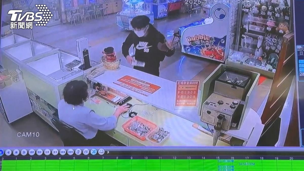 百貨遊藝場突遭偷襲 男子:若對方拿刀後果難料。(圖/TVBS)