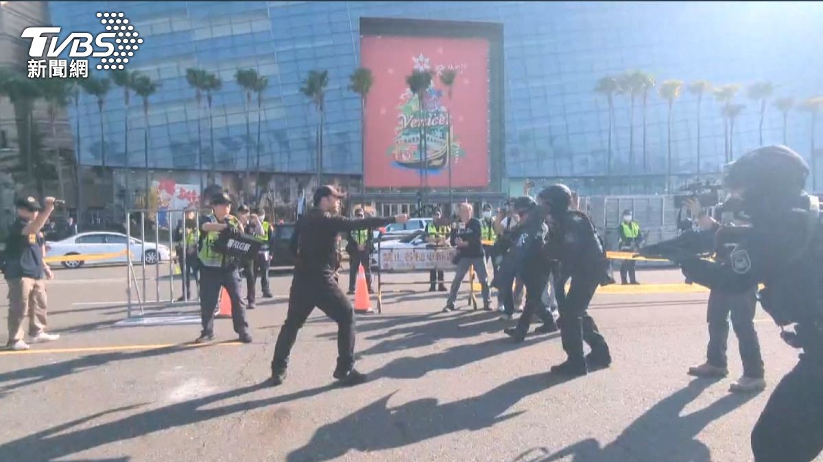高雄警模擬攻擊 跨年動員千警民力。(圖/TVBS)