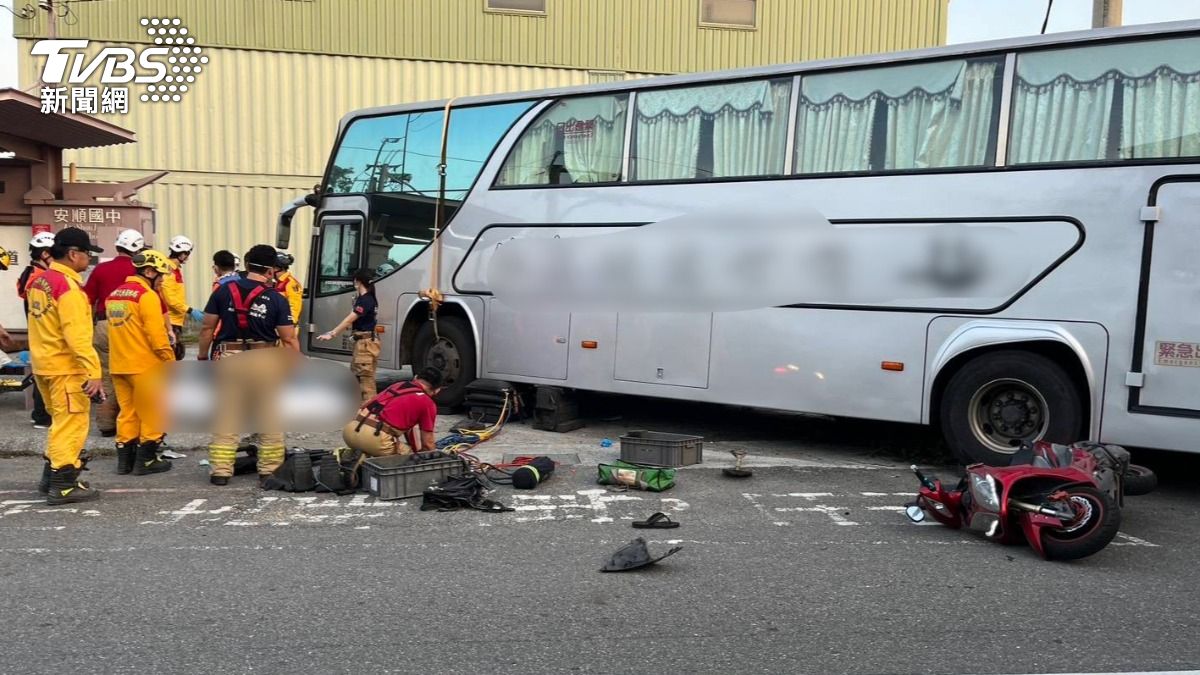 騎士撞上汽車後噴向對向車道,捲入遊覽車車底身亡。(圖/TVBS)