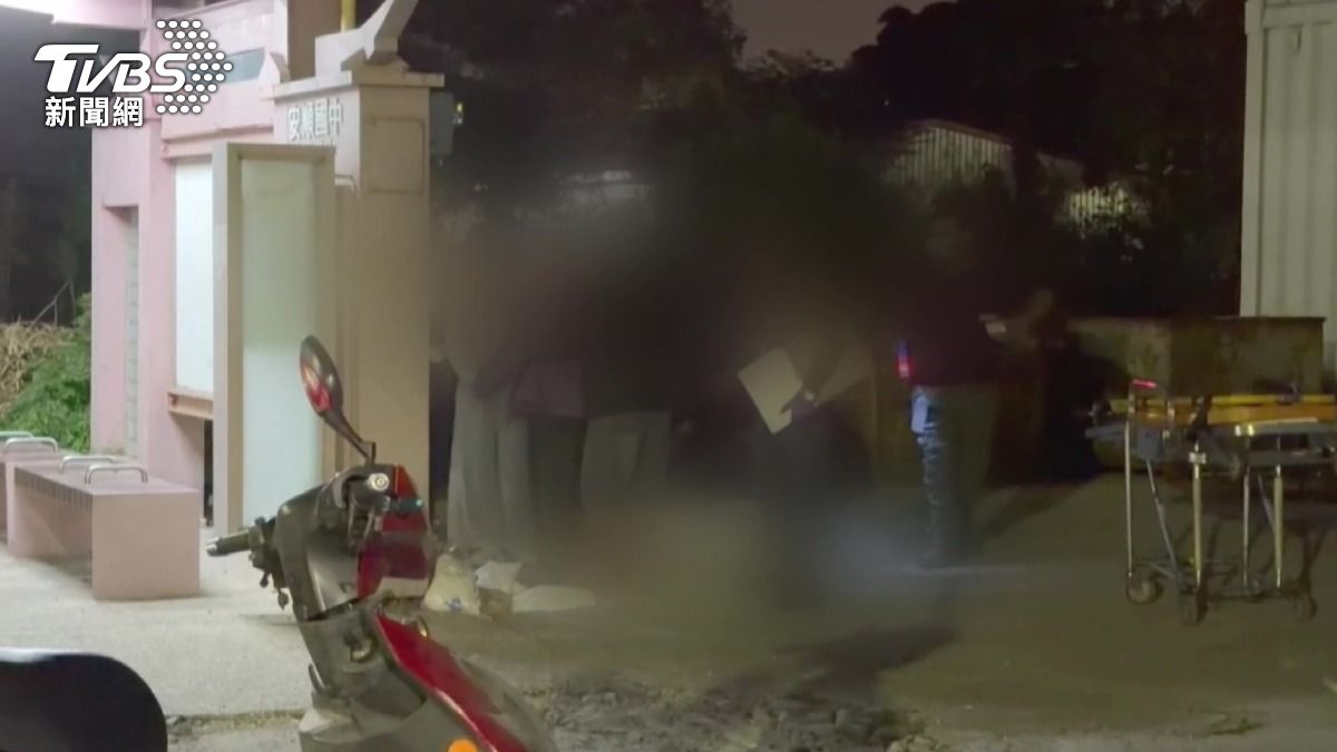 騎士捲入車底身亡,家屬趕到現場瞬間淚崩。(圖/TVBS)