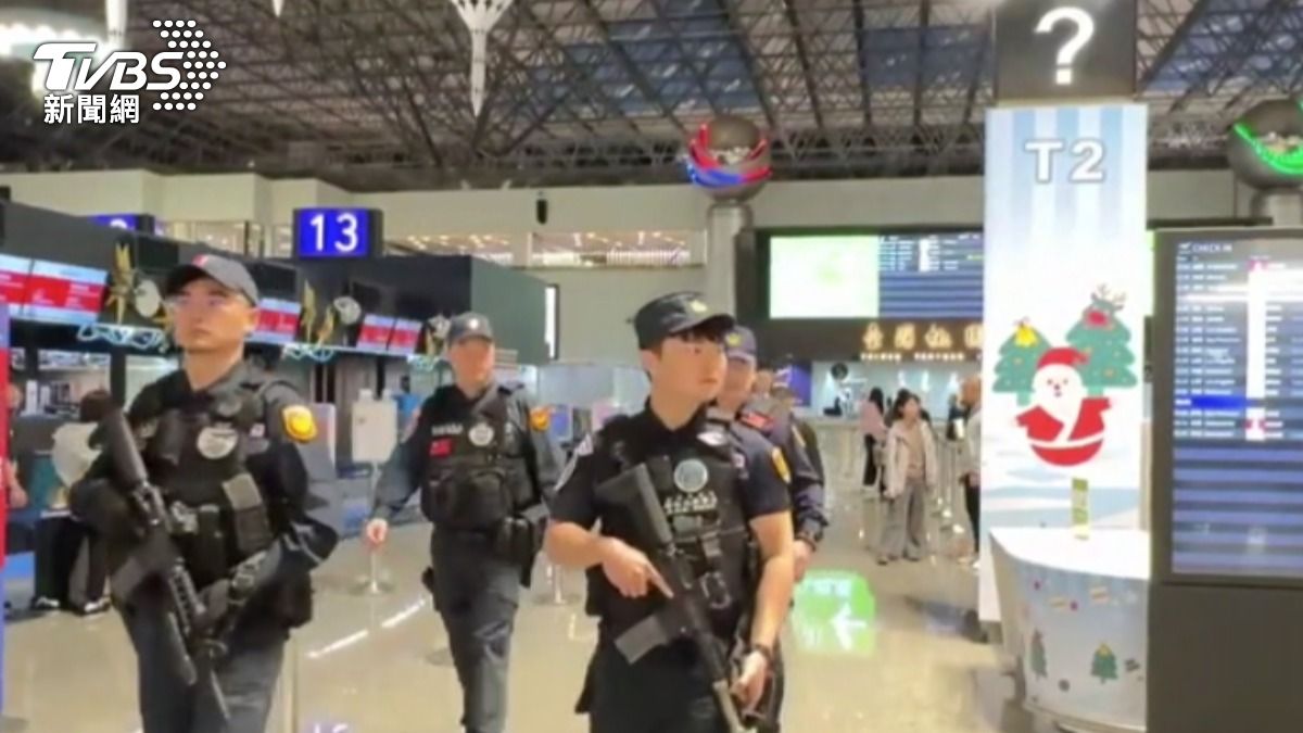 桃園機場警方全副武裝，手持槍在機場周邊加強巡視。（圖／TVBS）