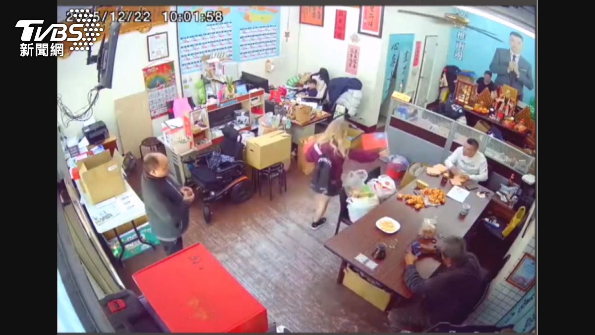 俄籍女稱聾啞賣國旗　議員掏錢後驚覺遭騙。(圖／TVBS)
