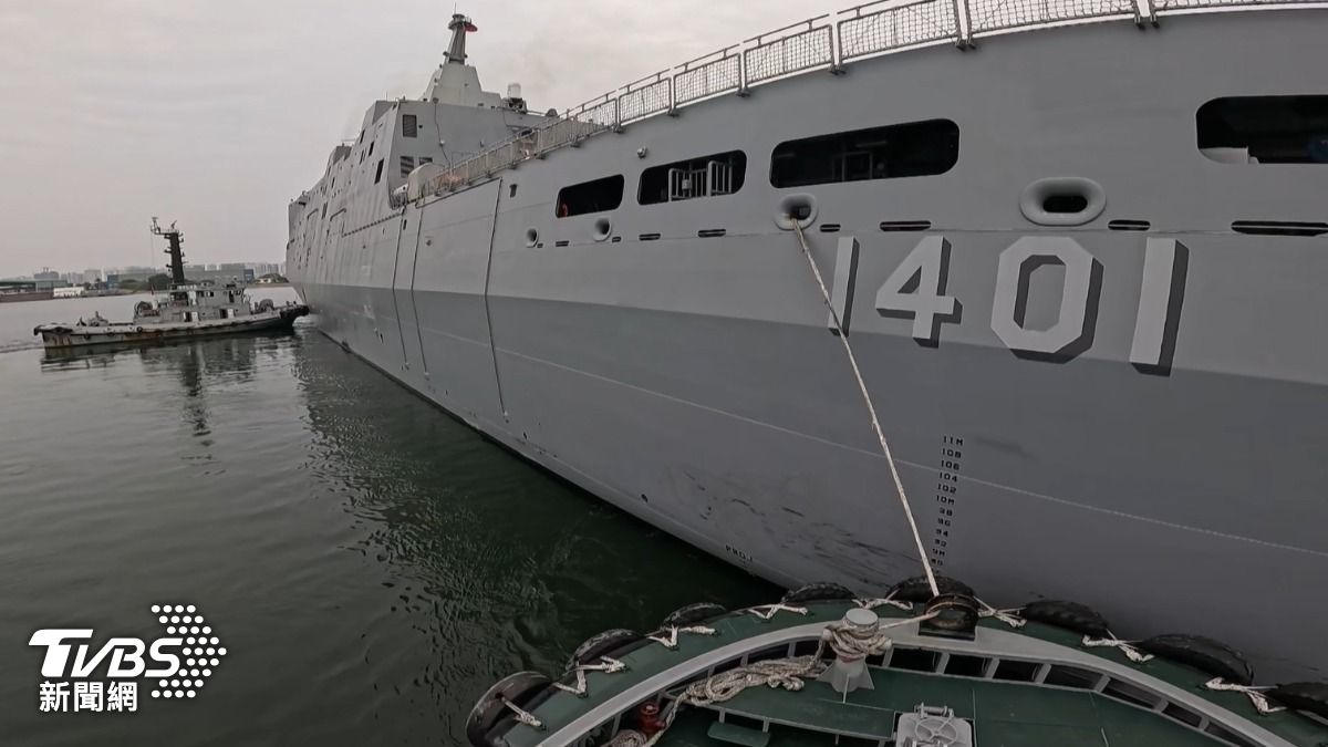 軍艦出港才能形成、發揮戰力。而引領進出港,都必須仰賴海軍港務隊的拖帶作業。(圖/TVBS)