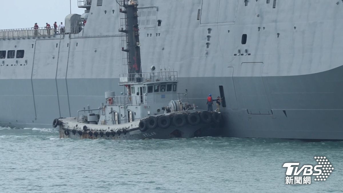 直擊俗稱領港的資深引水人,從海軍港務隊的拖艇,進入玉山軍艦的船艙,準備引領進港靠泊。(圖/TVBS)