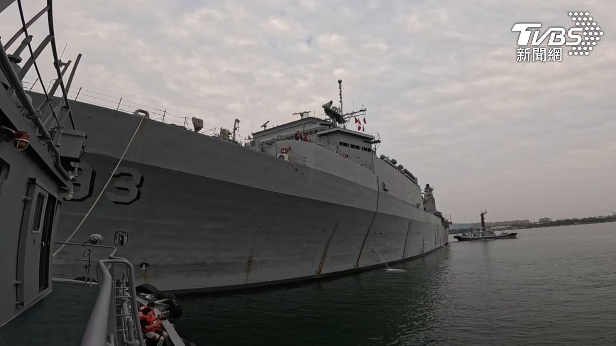 新型軍艦多半配備船艏推進器,能自行微調方向;但像服役超過半世紀的旭海號兩棲船塢運輸艦,無法橫移船身,拖帶作業就更加費力。(圖/TVBS)