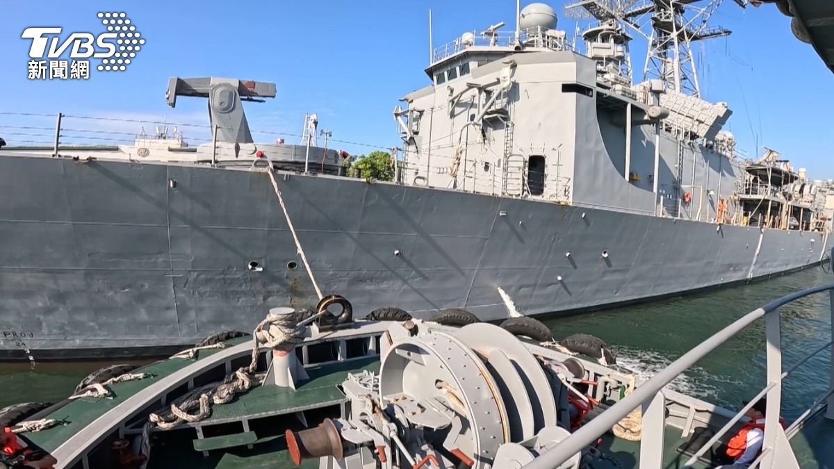 隨著區域情勢升溫、共軍頻繁進行灰色地帶襲擾,艦艇演訓次數明顯增加,也讓港勤作業的頻次和節奏全面增加。(圖/TVBS)