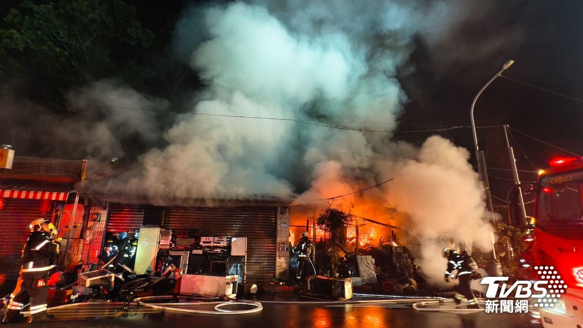 起火建築為RC結構,外部另有鐵皮加蓋,火勢波及同一門牌號碼下的兩戶空間。(圖/陳冠宇攝)