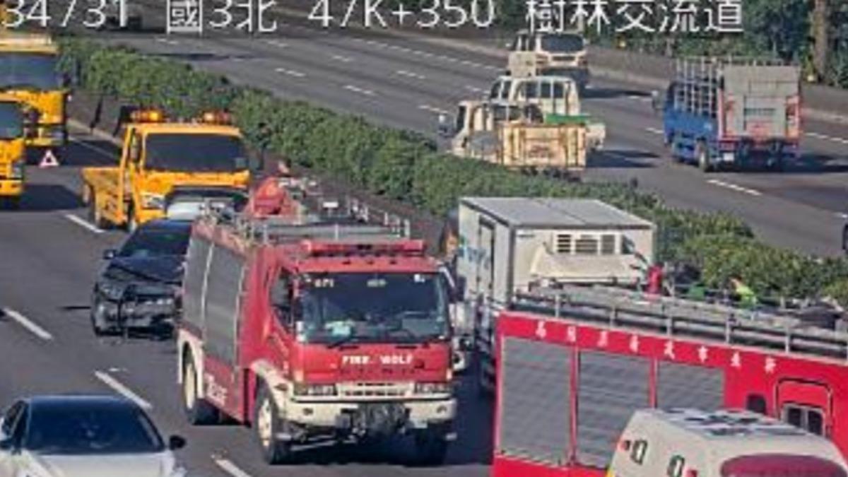 快訊/國道三號4車追撞!轎車車頭凹陷全毀 占2車道回堵