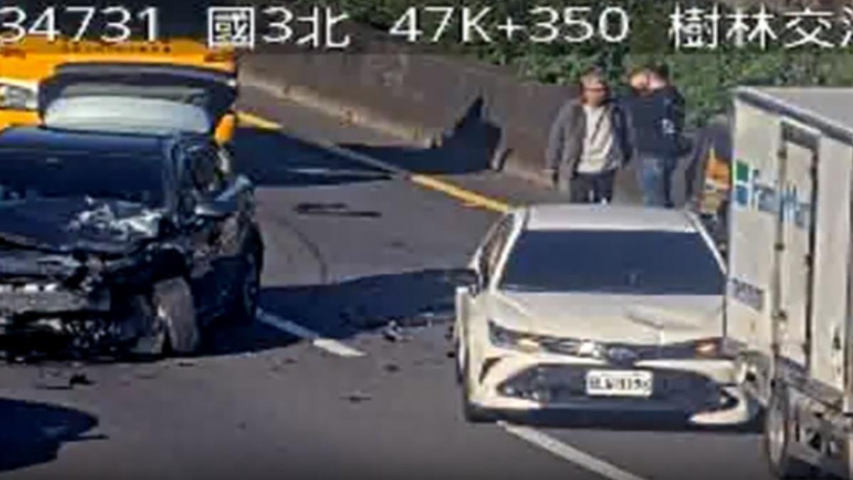 現場4輛車追撞。(圖/國道即時路況)