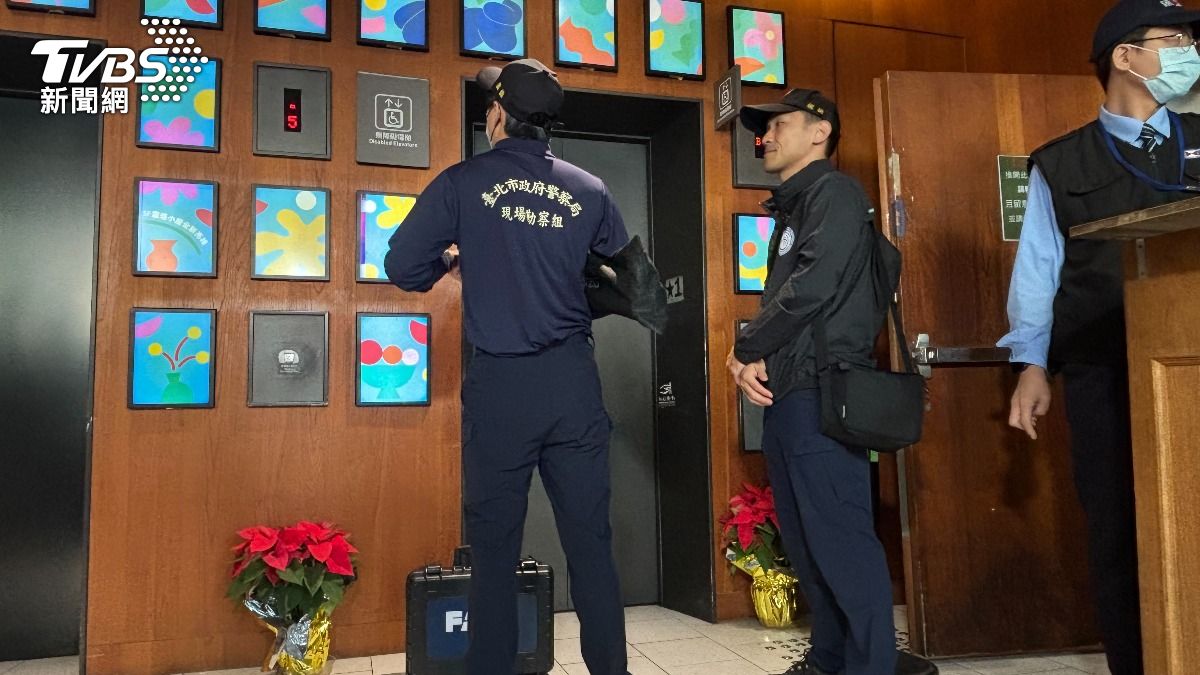 檢警進入誠品南西店，重點放在犯案的4樓跟張文輕生的的6樓平台。（圖／華子琛攝）