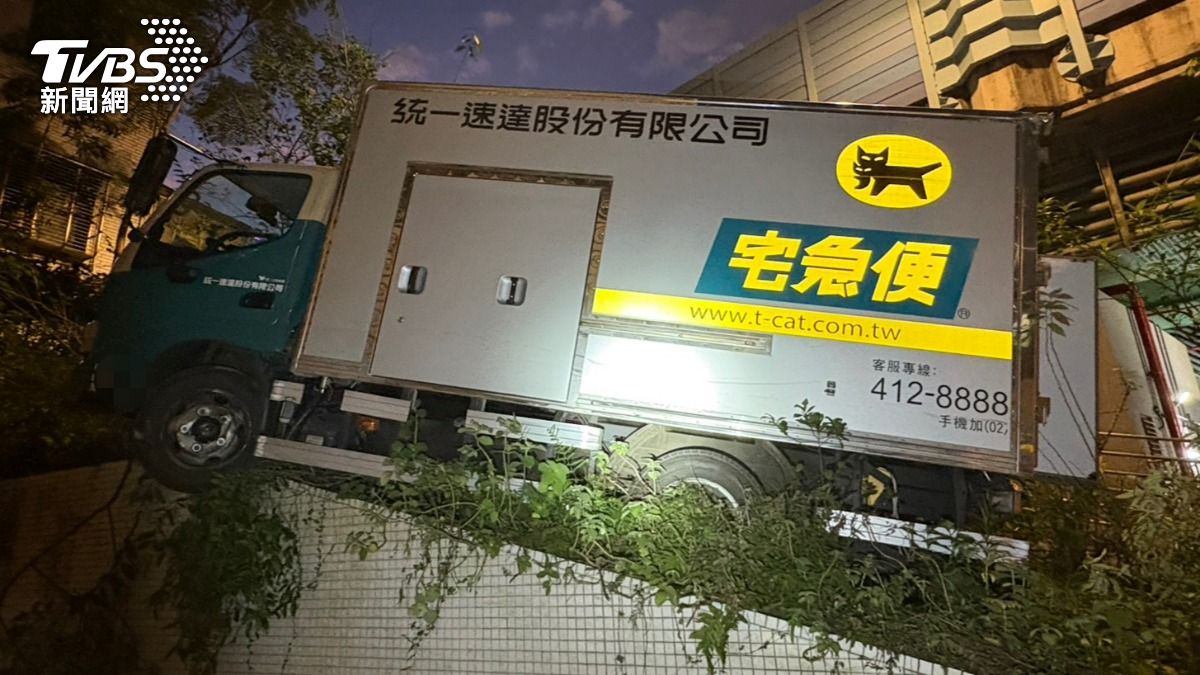 有片/新店物流車逆向暴衝!女路人「險遭輾斃急跳」驚悚畫面曝