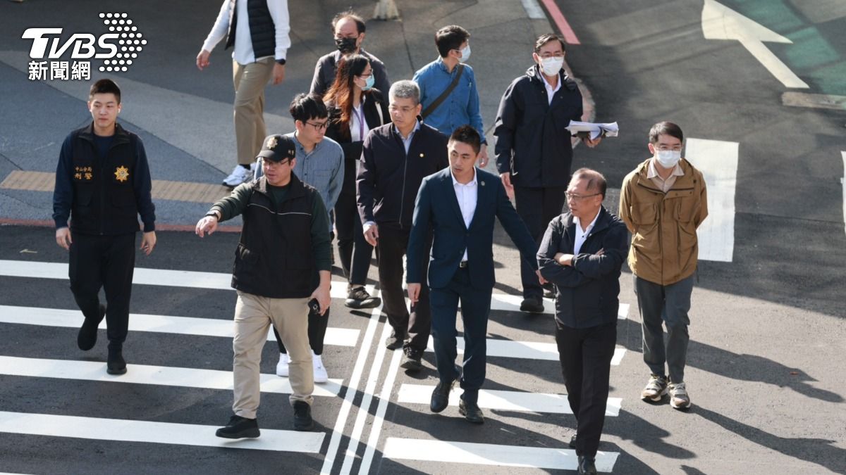 主任檢察官曾揚嶺今刑大、鑑識共16人重返現場,預計後續轉往北車採驗。(圖/華子琛攝)