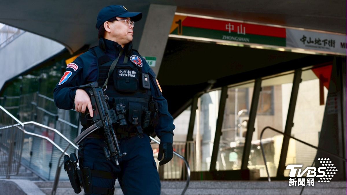 中山站周邊商圈一早便有不少警力在場戒備。(圖/華子琛攝)