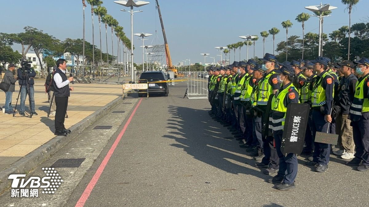 高雄跨年動員1200人警力維安。(圖/TVBS)