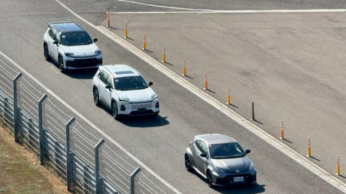 有車主社團分享疑似來自經銷端流出的「第6代RAV4規配與價格預估表」,指出台灣市場將導入6個車型編成與3種外觀樣貌。(圖/網友授權提供)
