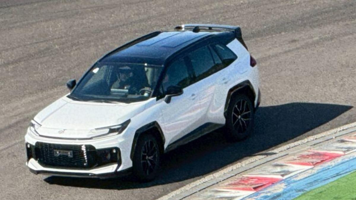GR Sport 車型:升級20吋鋁圈、專屬麂皮、換檔撥片、尾翼、外觀套件。將成為全球首發提供2.5油電的GR Sport。(圖/網友授權提供)