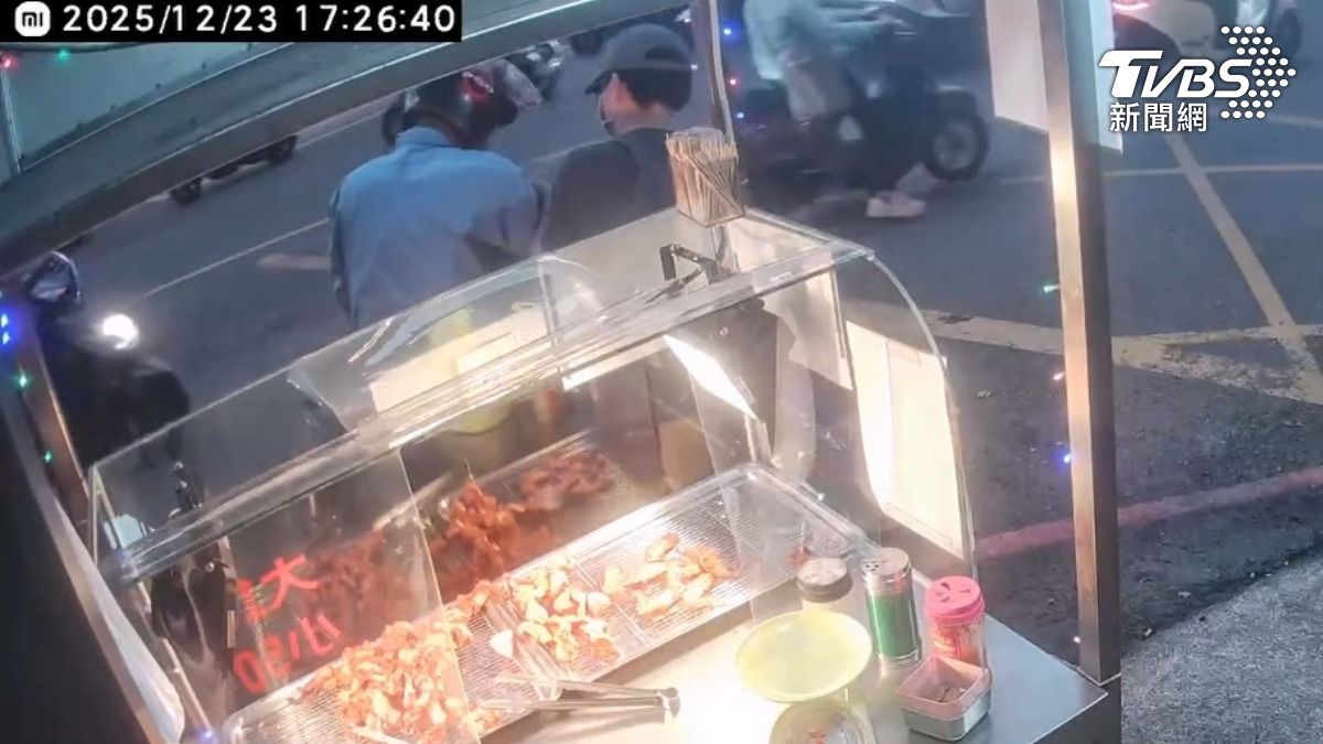 店家跟攤商在大街上發生拉扯,還以為是發生糾紛,因為客人的豆乳雞不小心掉了,老闆見狀,趕緊要補上新的一份,跟客人當街拉扯(圖/蘇先生提供)
