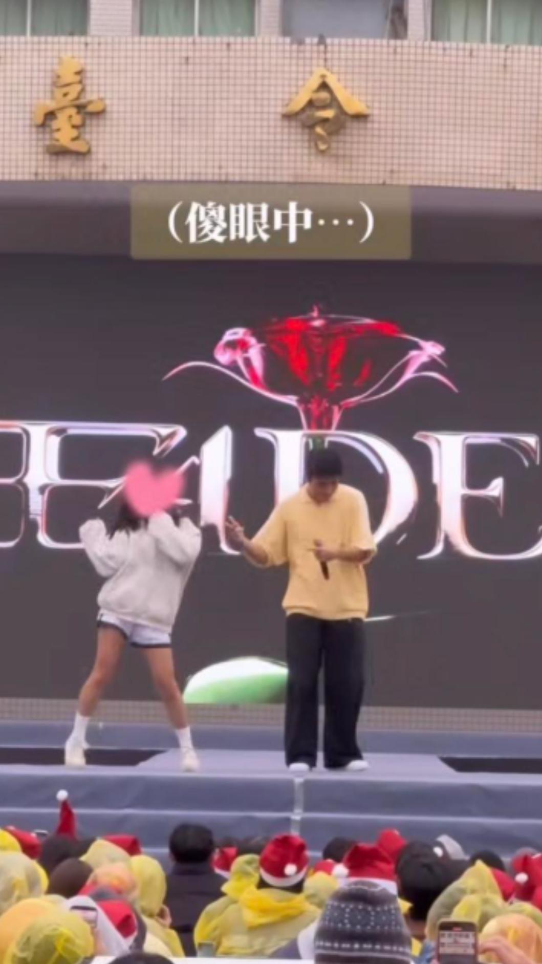 王ADEN被女學生亂入演出而臭臉,後續更公審「女同學」被炎上。(圖/翻攝自Facebook/潔哥/李秉潔)