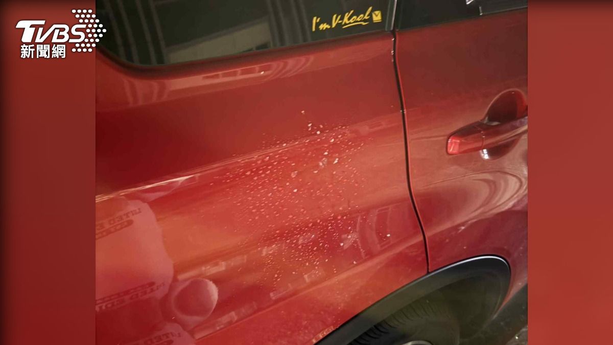 車身上留下蓮霧汁液。(圖/TVBS)