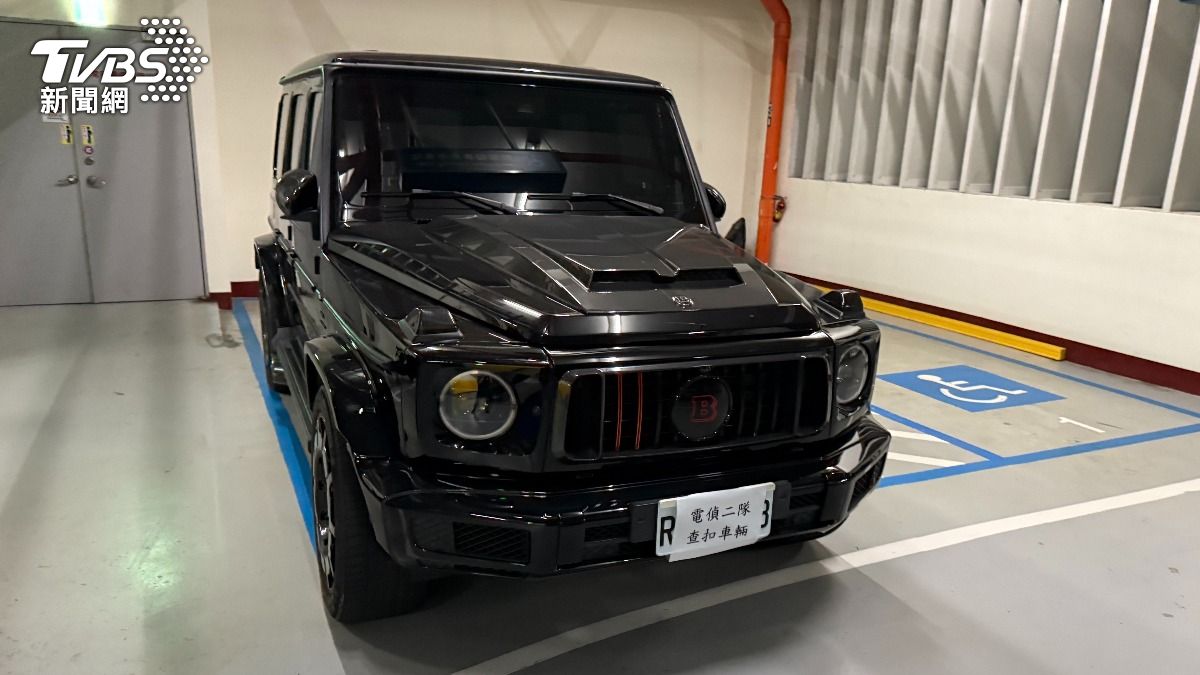 詐騙集團水房車庫中還停有多輛豪車。(圖/TVBS)