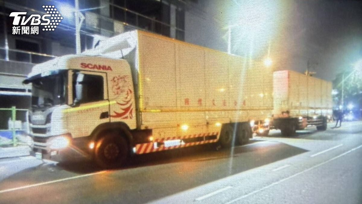 聯結車和機車發生碰撞。(圖/TVBS)