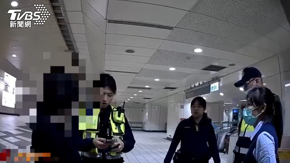 捷運車廂內為「讓位下車」爆衝突,女踹膝蓋、男扯假髮。(圖/TVBS)