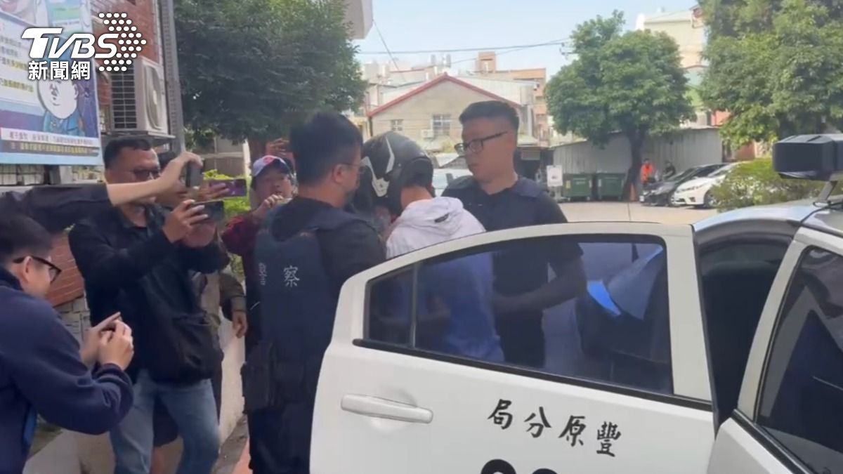 行兇男子被警方帶回。（圖／林冠丞）