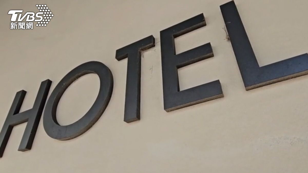 張文同步訂2間住宿，但其中一間旅館付款失敗。（圖／TVBS）