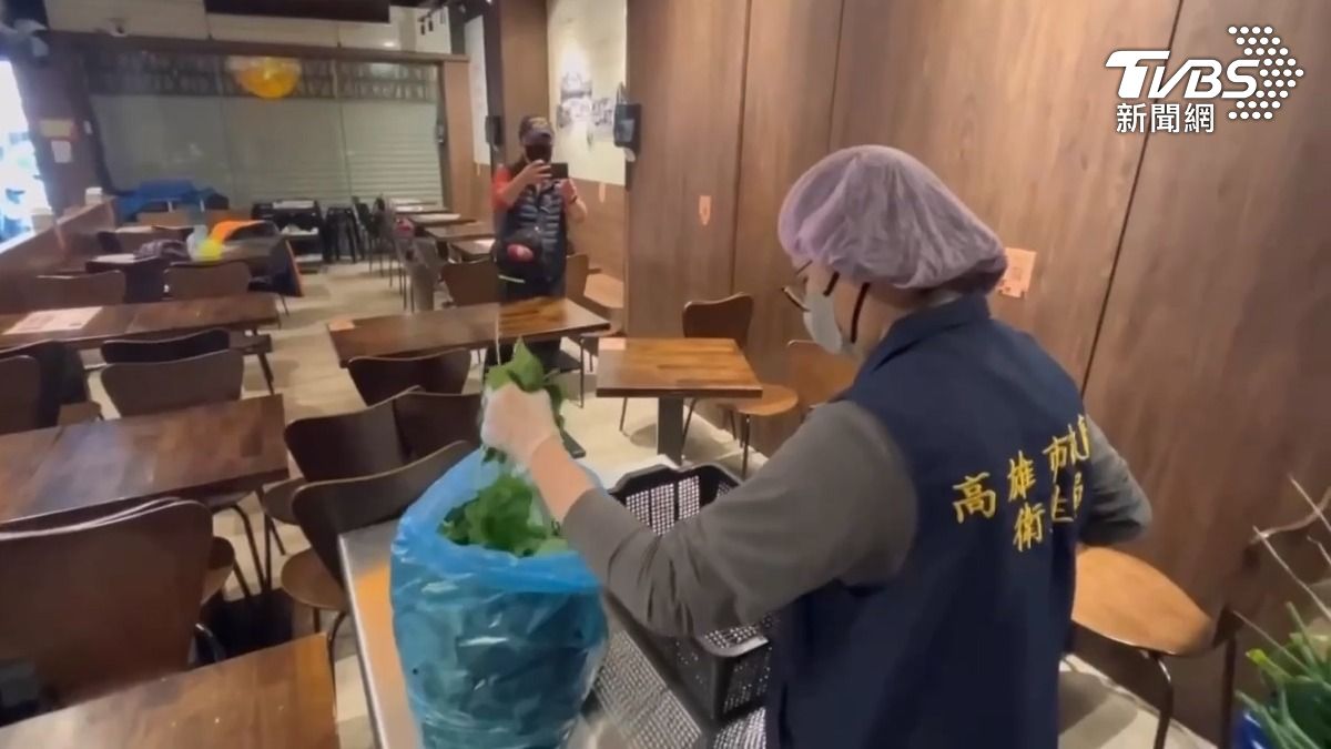衛生局獲報上門稽查。店員解釋,是地瓜葉的問題,因為沒有灑農藥,確實會有蝸牛,會暫時停賣地瓜葉(圖/TVBS)