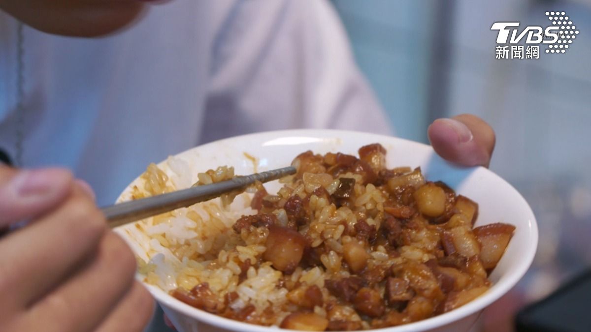 被指控的肉燥飯店家出面澄清,客人有點地瓜葉,認為是夾菜的時候,不小心掉進飯裡(圖/TVBS)