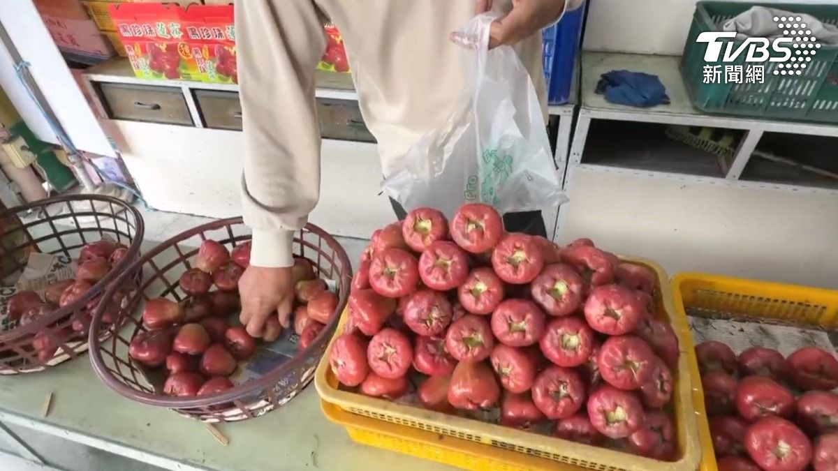 雙方發生口角爭執,店家一氣之下持蓮霧向男子的車砸過去,不過經過確認,車輛沒有損壞,雙方後續自行和解(圖/TVBS)