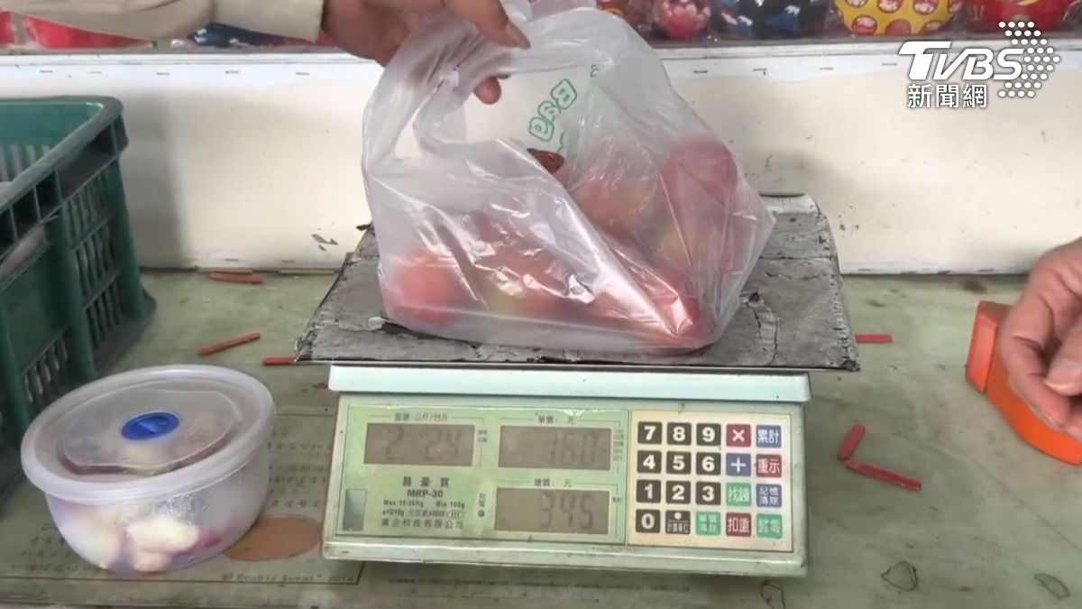 男子一家人,與蓮霧店家發生消費糾紛,原來兩邊為了斤數跟價格問題談不攏,最後發生口角爭執(圖/TVBS)