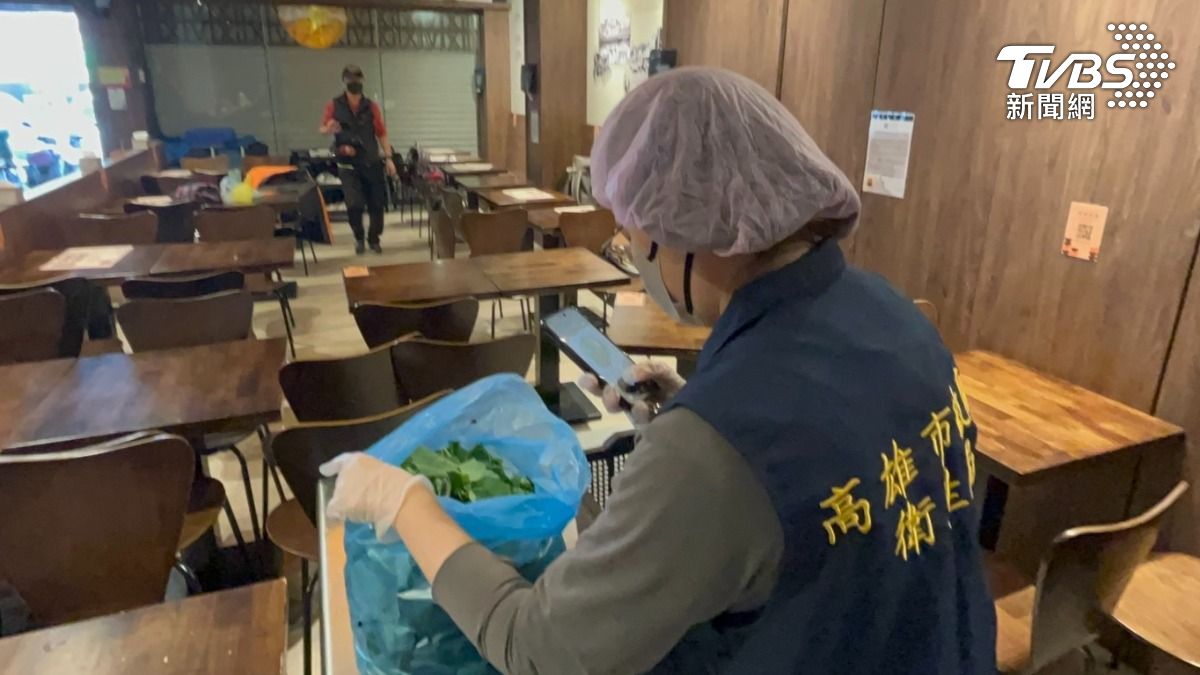 高雄知名米其林必比登肉燥飯名店被投訴說吃到蝸牛。（圖／TVBS）