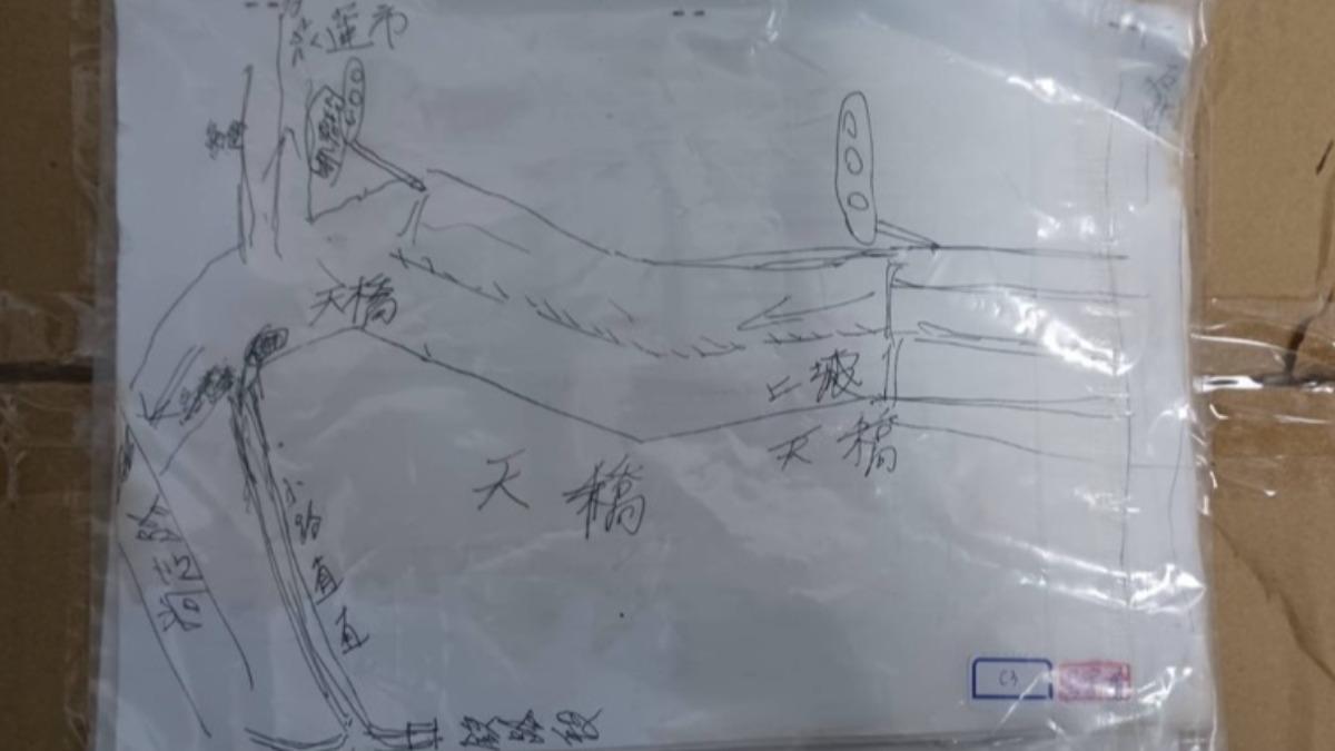 男子怕自己忘記槍枝藏匿處，特別手繪地圖。（圖／TVBS）