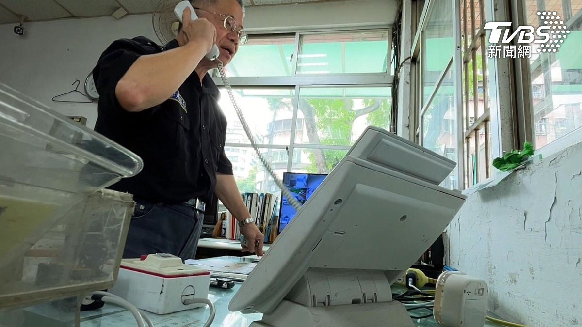 苗先生退休後繼續擔任警衛工作 （圖／ＴＶＢＳ）