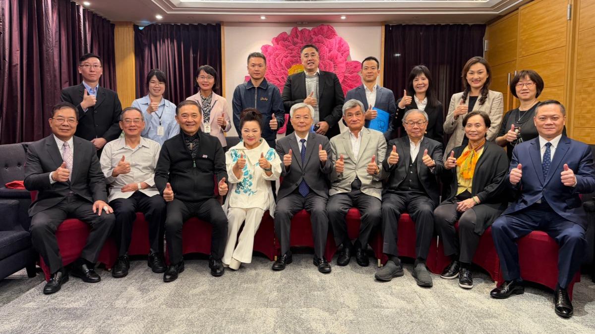 白冰冰（前排左4）等出席白曉燕基金會董事會。（圖／長興影視提供）