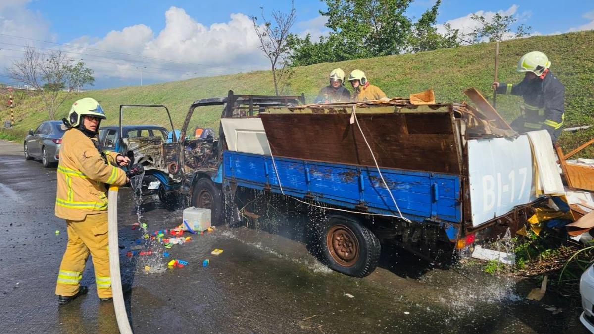 宜蘭林森路堤防火警 小貨車起火波及3車。(圖/宜蘭縣消防局)