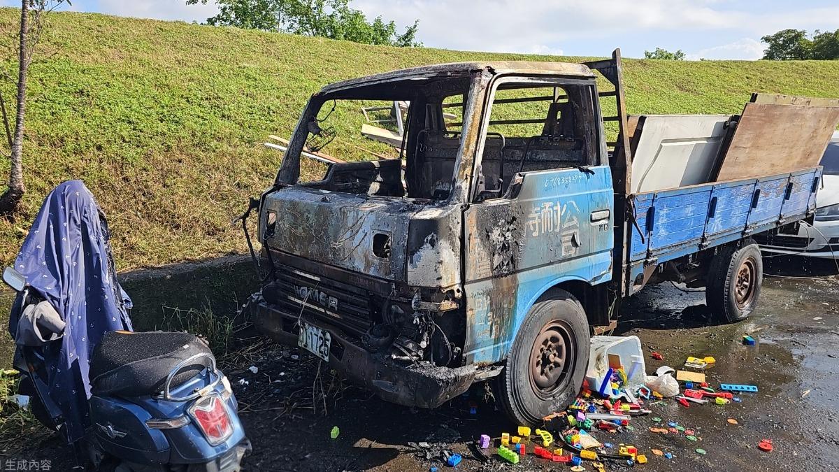 宜蘭堤防旁停放多時小貨車突起火 波及1轎車2機車