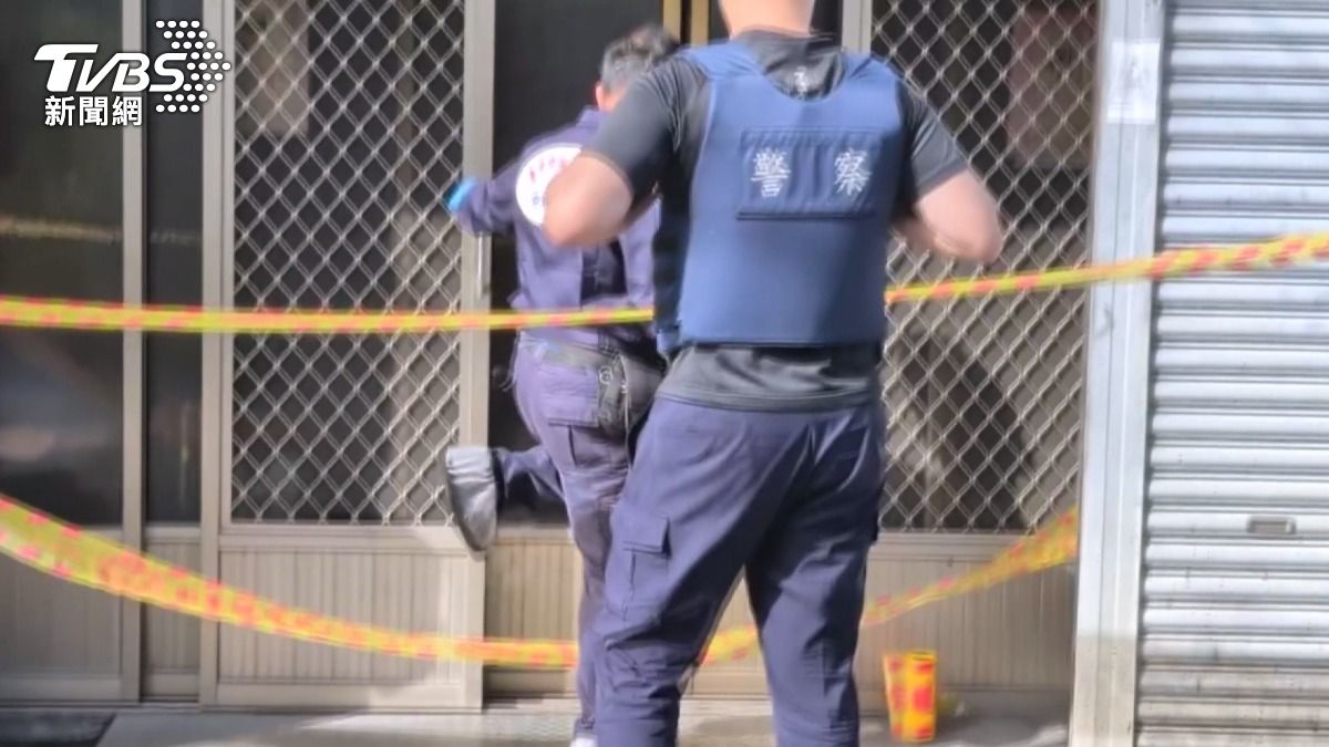 張姓男子騎機車迅速逃離現場，沿途將作案用的兇刀丟棄。(圖／TVBS)