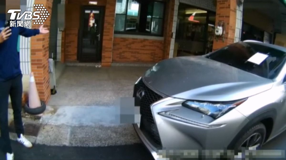 休旅車庭門口遭貼紙條!車主反怒報警,鄰居揭「超扯行為」全街都被找碴。(圖/民眾提供)